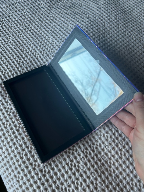 Holographic Magnetic Makeup Palette - Picture 3 of 3